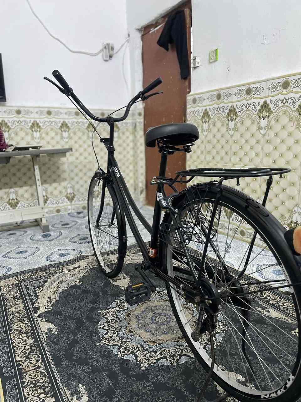 السلام عليكم 
بايسكل حجم 26
للبيع 
اسود لمعه فول
بايسكل عوزه بس جناي 
موديل 19
المكان حيانيه اول لاين 
فيس قليل متواجد بي 
واتساب موجود ***********
