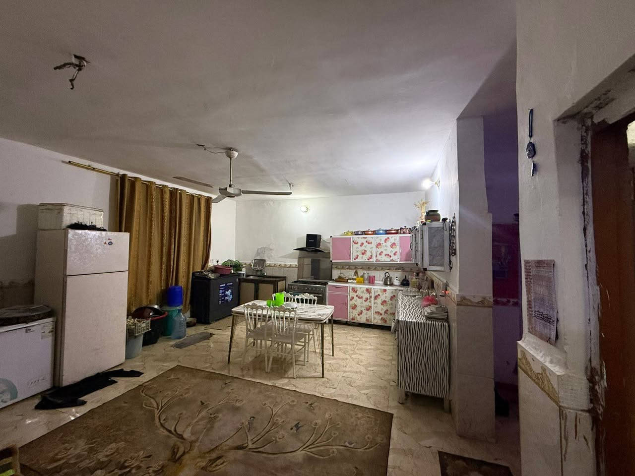 سلام عليكم
دار للبيع  الدوره هوررجب شارع البدخيل 
مساحه 300م
واجه 17 ونزل 15 خدمات كامله ماي كهرباء تبليط 
قرب المدارس والسوك المستوصف تواصل 
رقم ***********
