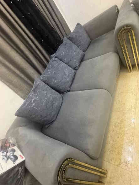 قنفات اثنين تركي ام ال٣ نفرات الحجم الكبير تاخذ حتى ٤ ب٣٠٠ اخو الجديد مابيها اي عيب المكان المنصور للاستفسار الاتصال ع الرقم ***********
