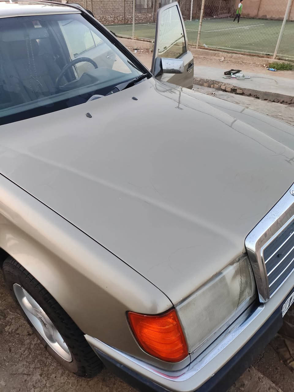 مرسيدس موديل ١٩٨٧ 
رقم بغداد دولي بأسمي تحويل ثاني يوم
محور ٢.٥ ديلكو 
سلايت روف شغال
كهربائيات كلها شغالة. 
تبريد شغال. 
تخم تاير جديد ستوني مبدلة. 
محرك لا صرف ولا تبخير ولا تنقيص. 
الكير بي ضعف بس طبيعي أمشي بي معدل . 
غرفة ودواخل نضيفة. 
السعر عالخاص. 
***********
