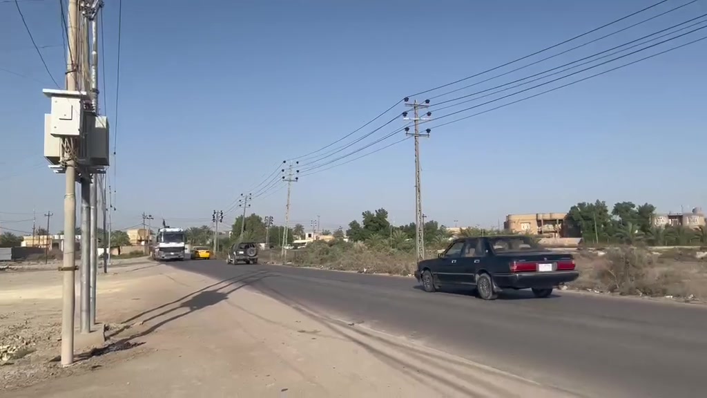 السلام عليكم

بيت للبيع طابو صرف

العنوان/طريق سوق الشيوخ كرمة بني سعيد على الشارع العام بين نزلت الهماش ونزلت سيد رحمه 
التفاصيل
مساحة الكاملة 1000 متر مساحة البناء 360 متر 300 متر طابو والباقي زراعي البناء طابوق كون كريت

يحتوي البيت على 
الطابق الاول ديوانيه 18 متر وثلاث صالات وغرفتين ومطبخ حار وبارد وصحيات داخليه وخارجيه 

الطابق الثاني غرفة وصاله وصحيات 

السعر 150 مليون وبي مجال بسيط 
للاستفسار اتصال على الرقم ***********
