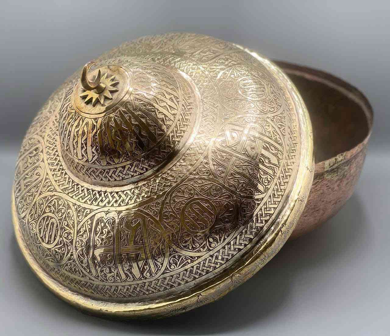 السلام عليكم 
قدر نحاس قديم جدا مكتوب ومنقوش بدون اي ظرر    
- القطر ٣٣ سم 
- الارتفاع ٣٣ سم 
- العنوان / بغداد / الكرادة /  شارع سلمان  فائق  (مجمع بازار انتيك بغداد)  الطابق الاول  
  للاستفسار اكثر الاتصال لاستفسار اكثر الاتصال 
  ***********        
  *********** 
واتس اب او فايبر او مراسلة الصفحة.
