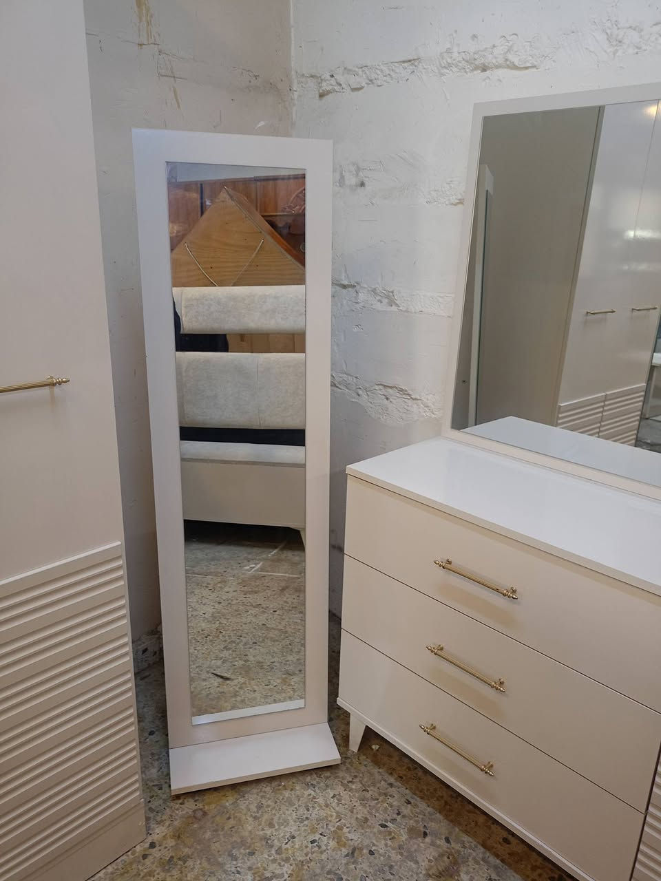 غرفه تركي ماركه نضافه 100.100  10قطع مع دوشك العنوان القادسيه قرب جامع علي بن ابي طالب معرض الشكور 
*********** واتساب
