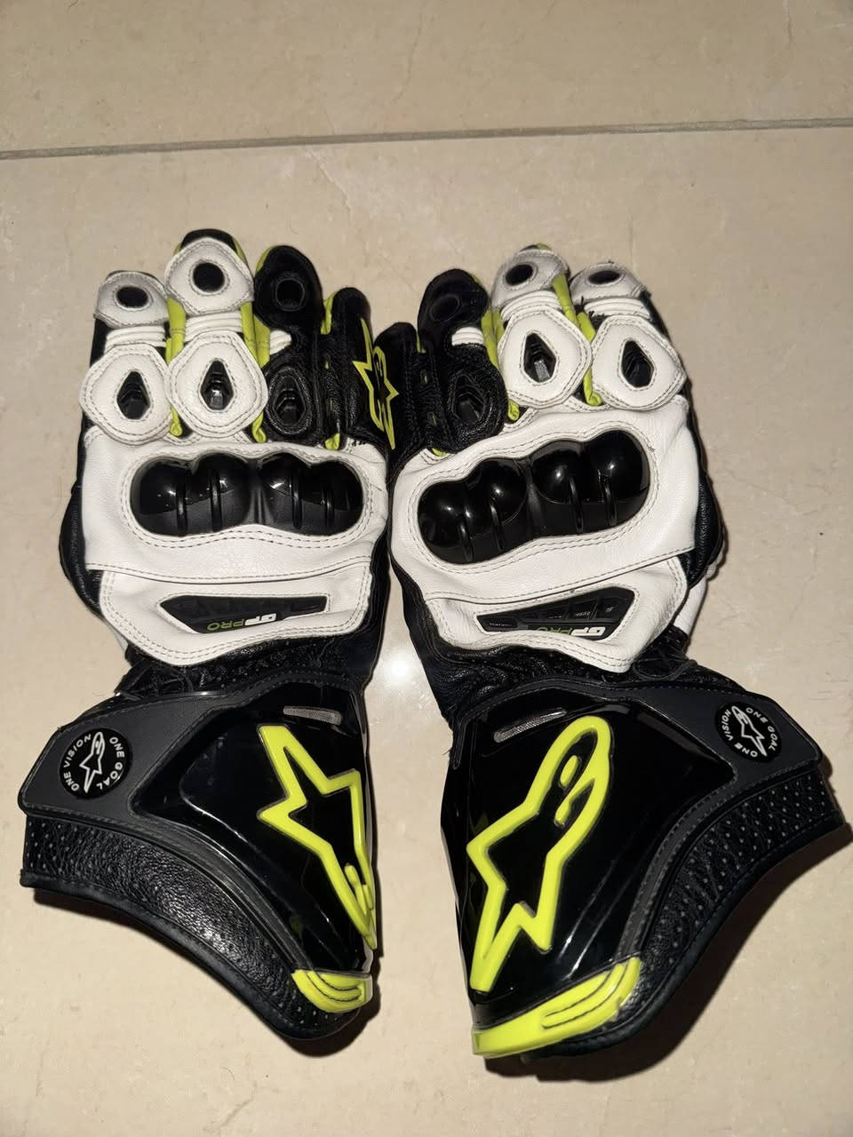 سلام عليكم جفوف للبيع جدد مملبوسات قياس لارج مديم اصليات كله اسعار مذكوره  توصيل موجود ***********
