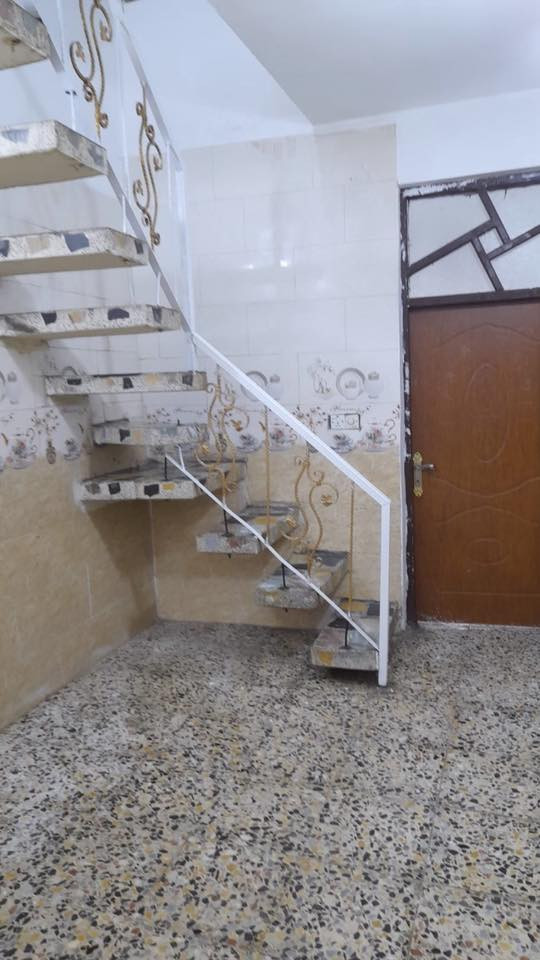 دار للبيع بناء مسلح مساحة ٤٥ متر، يحتوي على صالة ومطبخ وغرفة وصحيات بالطابق الأرضي، وغرفة وبلكون وسطح في الطابق ثاني، الموقع الحرية الثانية محلة ٤٢٨  فرع بيت مرزا القطاع الثاني قرب "قهوة الكادحين" السعر ٩٠ وبي مجال للشراي علمًا اني صاحب الدار للاستفسار ***********
