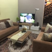 بيت طابق واحد  صاله وهول ومطبخ وغرفه نوم ومنور وحمامات داخليه وخارجيه ...