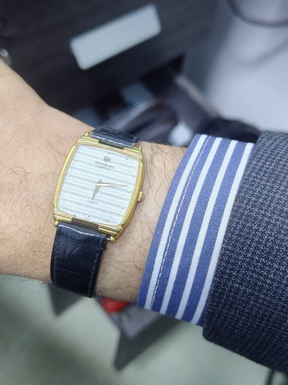مرحبا... ساعة ريموند ويل ..مكينة كوارتز مينا جميلة جدا.. نظيفة بشكل لا بأس فقط شخوط بالجامة بسيطة.. الساعة مطلية ذهب عيار 18 .. سير جلد مستبدل.. السعر 100 دولار


**إذا كنت صاحب هذا الإعلان وتريد حذفه لأي سبب، رجاءا أرسل رسالة إلى الدعم الفني**