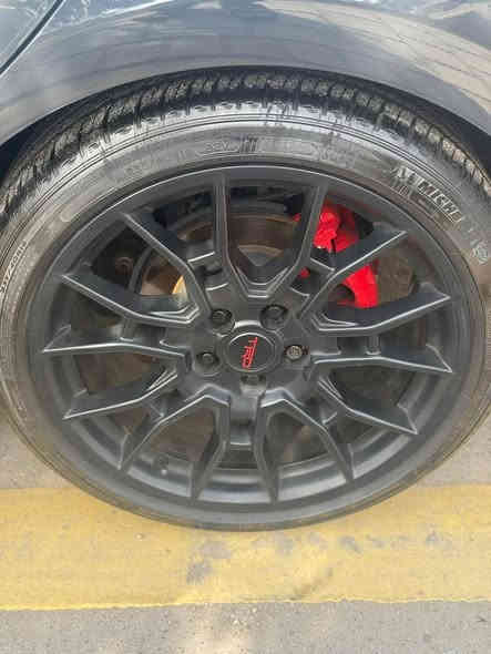 كامري تي ار دي  ٢٠٢٣ تو كلر اسمنتي حادثها بسيط  فول مواصفات 
للاستفسار 
*********** 
***********
​المحرك:
​النوع: 6 أسطوانات (V6).
​السعة: 3.5 لتر.
​القوة القصوى: حوالي 301 حصان عند 6600 د.د (دورة في الدقيقة).
​العزم الأقصى: حوالي 362 نيوتن متر (267 رطل-قدم).
​نظام الحركة وناقل السرعة:
​ناقل الحركة: أوتوماتيكي بـ 8 سرعات Direct Shift مع خاصية التبديل التسلسلي (Paddle Shifters).
​نظام الدفع: دفع أمامي (Front-Wheel Drive).
​الأداء والتجهيزات الرياضية:
​نظام التعليق: تعليق رياضي مُعدّل خصيصًا من TRD لتعزيز الأداء والتماسك.
​المكابح: مكابح أمامية أكبر ومهواة (Ventilated Discs) (تُذكر بعض المصادر أنها مكابح بريمبو في بعض الأسواق أو السنوات).
​العجلات والإطارات: جنوط ألمنيوم مقاس 19 بوصة ذات تصميم رياضي بلمسة نهائية باللون الأسود غير اللامع (Matte Black).
​نظام العادم: نظام عادم مزدوج من الفولاذ المقاوم للصدأ مع أطراف عادم مطلية بالكروم أو ملمعة (Quasi-Dual Stainless Steel Exhaust).
​التصميم الخارجي المميز:
​الشبك الأمامي: شبك رياضي بتصميم مميز.
​الجناح الخلفي: جناح خلفي رياضي كبير بلون أسود.
​المرايا: أغطية مرايا جانبية باللون الأسود.
​شعار TRD: شعارات TRD على الهيكل الخارجي.
​المقصورة الداخلية:
​المقاعد: مقاعد رياضية أمامية بتنجيد من الجلد/القماش مع شعار TRD وخياطة باللون الأحمر.
​العدادات: عدادات رياضية مميزة.
​الفرش والأرضيات: دواسات أرضية وشعار TRD على فرش الأرضيات بغداد
