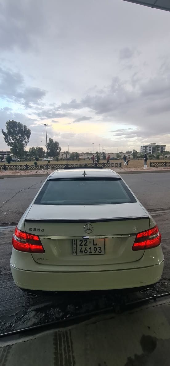 مرسيدس بنز E350 موديل 2011 – وارد أمريكي 🇺🇸
🔹 الموديل: 2011
🔹 الفئة: E350
🔹 الاستيراد: وارد أمريكا
🔹 المحرك:
V6 سعة 3.5 لتر
قوة تقريبًا 268 حصان
أداء قوي وناعم
🔹 ناقل الحركة:
أوتوماتيك 7 سرعات (7G-Tronic)
🔹 الدفع: خلفي
🔹 اللون الخارجي: أبيض
🔹 اللون الداخلي: بيج (جلد)
ضرر قطعتين بوند وجاملغ سايق 
✅ المواصفات:
فتحة سقف بانورامية
مقاعد جلد كهرباء مع ذاكرة
تحكم كهربائي بالمقاعد
شاشة وسطية مع نظام معلومات
نظام صوتي أصلي
تحكم بالمقود (Multi-Function Steering Wheel)
تشغيل بدون مفتاح (Keyless Go)
إضاءة نهارية LED
جنوط ألمنيوم أصلية
مرايا كهربائية قابلة للطي
تحكم بالمناخ أوتوماتيك (ثنائي المناطق)
ABS – ESP – Airbags
مثبت سرعة (Cruise Control)
🛠️ الحالة:
السيارة نظيفة جدًا
المحرك والجير بحالة ممتازة
مكيف بارد
لا تحتاج مصروف
📍 الموقع: (كركوك)
💰 السعر: (160$)
📞 للتواصل: ( *********** )
