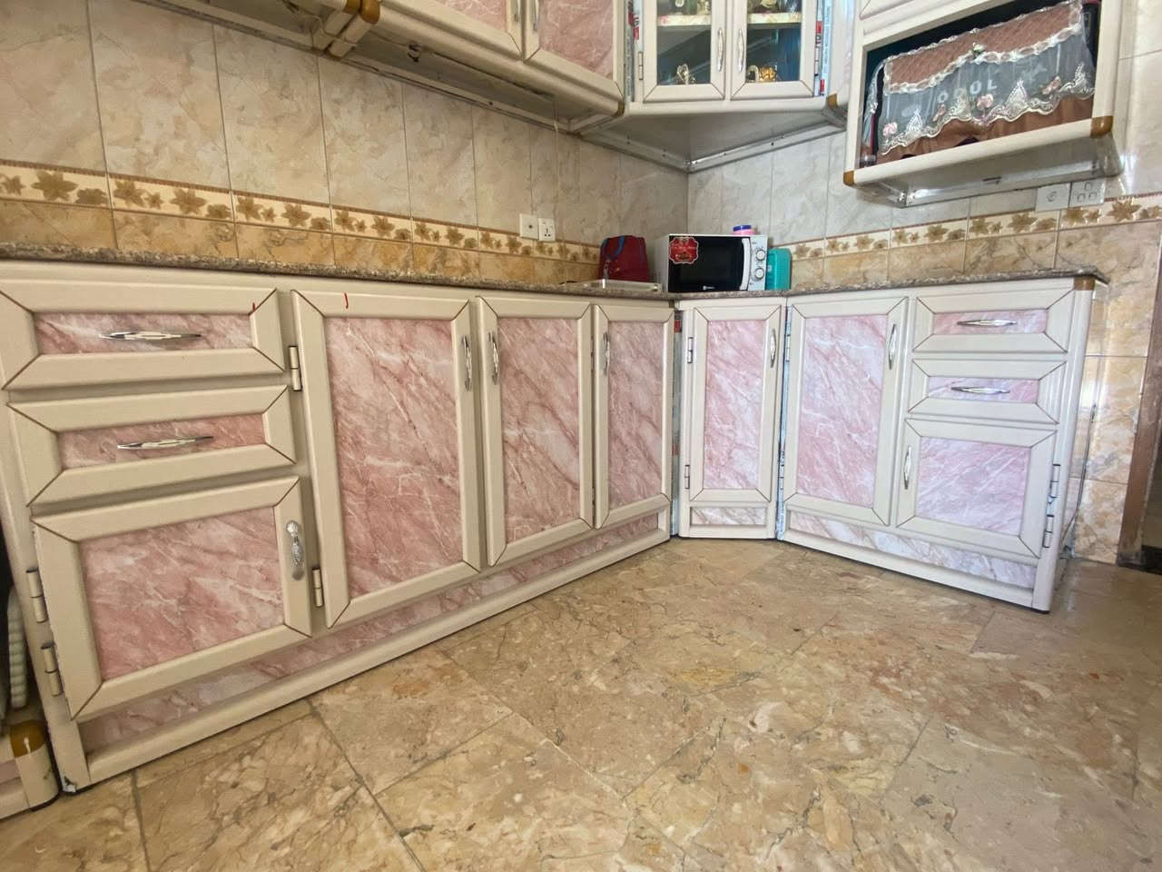 السلام عليكم 
كاونتر ألمنيوم السطح مرمر اصلي مابي اي ضرر مع اوفن كهربائي وساحبة 
السعر مليون***********
