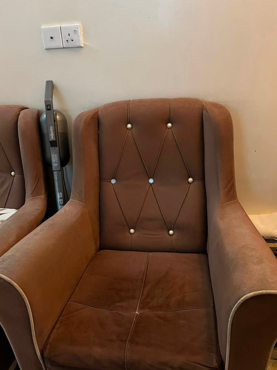 تخم سبع مقاعد مخزن وسرير مع زولية 2x3
السعر 500 الف للتواصل :  *********** موجود واتساب ايضا
