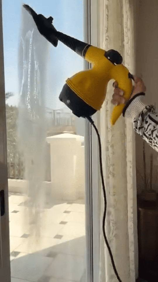 منظف بخاري محمول RAF R.1028 بقوة 1000 واط – 10 ملحقات متعددة

الاستخدامات

تنظيف وتعقيم الأرضيات، السيراميك، والرخام.

إزالة الدهون المتراكمة عن أسطح المطبخ والفرن.

تنظيف الزجاج والمرايا والنوافذ بدون مواد كيميائية.

تعقيم الحمامات والحنفيات والفواصل بين البلاط.

تنظيف الأرائك، الستائر، والمفروشات بالقماش المخصص.

إزالة الأوساخ من زوايا ضيقة يصعب الوصول إليها.

تعقيم لعب الأطفال وبعض الأسطح الصلبة بالبخار.

المميزات

قدرة كهربائية: 1000 واط لأداء قوي وسريع.

سعة خزان الماء: 350 مل.

درجة حرارة البخار: حتى 100° مئوية.

ضغط بخار أقصى: 3 بار.

معدل تدفق البخار: 25–30 غرامدقيقة.

زمن التسخين: تقريباً 3 دقائق.

تشغيل على كهرباء: 220–240 فولت | 5060 هرتز.

نظام أمان بغطاء محكم وصمام حماية للضغط.

تصميم محمول وخفيف الوزن وسهل الاستخدام.

سلك طويل بطول 250 سم لحرية حركة أكبر.

يعمل بدون الحاجة إلى مواد تنظيف كيميائية.

10 ملحقات مختلفة لتعدد الاستخدامات.

محتويات الصندوق

الجهاز الرئيسي RAF R.1028.

خرطوم مرن.

رأس بخار مستقيم.

رأس بخار منحني.

فرشاة دائرية.

قطعة تنظيف زجاج.

قاعدة مسطحة مع قماش تنظيف.

كوب قياس.

قمع تعبئة.

حلقات مطاط احتياطية.

الملاحظات

لا يُفتح غطاء الخزان أثناء التشغيل أو قبل تفريغ الضغط.

يُستخدم ماء عادي فقط داخل الخزان.

يُنتظر حتى يبرد الجهاز قبل إعادة التعبئة.

يُفصل الجهاز عن الكهرباء بعد الانتهاء من الاستخدام.

يُحفظ بعيداً عن متناول الأطفال. بغداد, العراق


**إذا كنت صاحب هذا الإعلان وتريد حذفه لأي سبب، رجاءا أرسل رسالة إلى الدعم الفني**