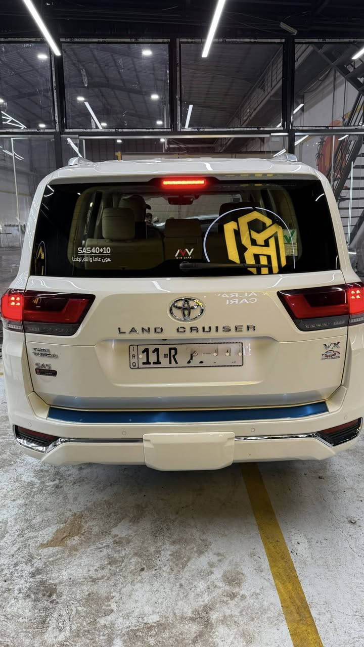 السلام عليكم 🌟  

للبيع Toyota Land Cruiser موديل 2023  
فئة VX — محرك توين تيربو  

📌 الممشى: 58 ألف كم  
📌 ضمان شركة SAS  

✨ المواصفات:  
✔️ حساسات أمامية وخلفية  
✔️ رادار + مانع تصادم  
✔️ تدفئة وتبريد للمقاعد الأمامية والخلفية  
✔️ شاشات أمامية وخلفية  
✔️ نظام تعتيم للمرايا  
✔️ تحديد سرعة + تنبيه خروج عن المسار  
✔️ مقاعد كهرباء مع حفظ وضعيات  
✔️ ستيرن كهربائي مع حفظ  
✔️ مرايا قلاب عند الرجوع  
✔️ وضعيات قيادة متعددة  
✔️ نظام نزول وصعود المنحدرات  

🔹 السيارة مكفولة كفالة عامة  
🔹 ملاحظة: بارد خفيف بباب السكن  
🔹 السيارة باسمي والتحويل ثاني يوم  

📍 بغداد / الدورة  
📞 ***********  
اتصال أو واتساب  
السعر خاص او الاتصال على الرقم +واتساب
