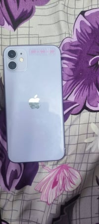 عندي ايفون11 عادي مبدل بطاريه ذاكره 64 كامل ملحقاته ويا كارتونه وكيبله...