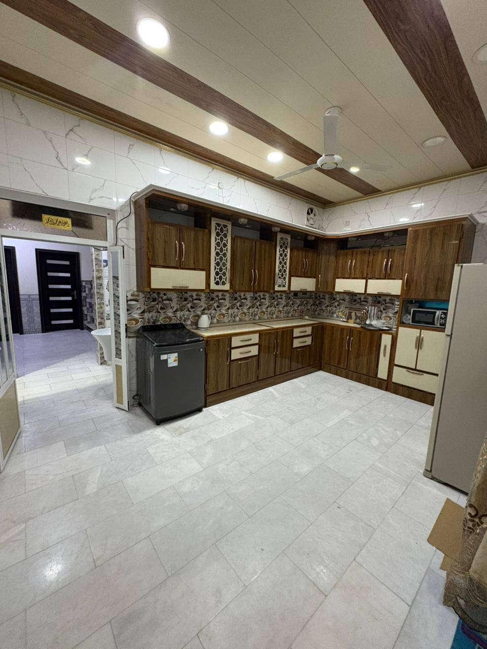 🏠 بيت "طابو صرف" للبيع - تصميم عصري وبناء حديث
​الموقع: السماوة - حي المعلمين الثانية.
المساحة: 200 متر مربع.
سنة البناء: 2019 (بناء نظيف وجاهز للسكن).
​تفاصيل البيت:
​يتميز البيت بتوزيع ذكي للمساحات وخصوصية عالية لكل طابق:
​الطابق الأول:
​استقبال واسع + صالة عائلية.
​مطبخ نظام (حار / بارد).
​غرفتين نوم مريحة.
​مجمع صحي عدد (2) + نظام تهوية مزدوج (عدد 2).
​الطابق الثاني:
​صالة جلوس.
​3 غرف نوم: (ميزة إضافية: كل غرفة تحتوي على بلكون خاص ومجمع صحي مستقل).
​سطح صغير للخدمات.
​الطابق الثالث:
​بيتونة صغيرة + سطح كبير واسع.
​💰 السعر والمعاينة:
​لمعرفة السعر وتفاصيل البيع، يرجى كتابة (يا الله) في التعليقات أو التواصل مباشرة.
​للاستفسار والاتصال:
📞 *********** السماوا, المثنى
