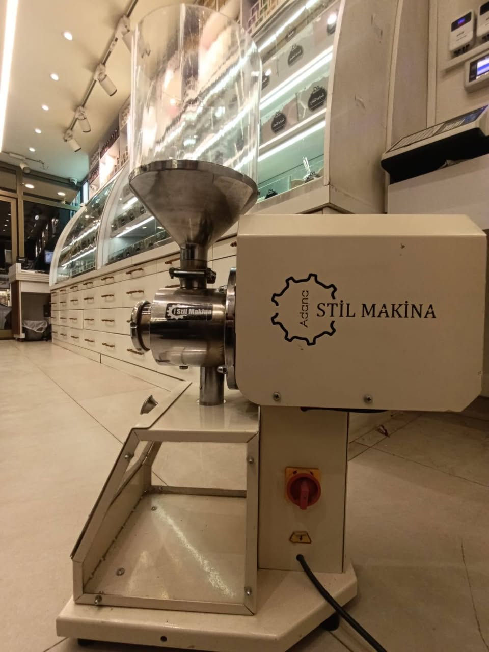 سلام عليكم
طاحونة قهوة شغالة ونظيفة .. 
وزن ثقيل .. 
السعر 7 ورقات ونص 
 750 $ وبي مجال بسيط ..
بغداد ..
الحالة مثل ما معروض بالصور .


**إذا كنت صاحب هذا الإعلان وتريد حذفه لأي سبب، رجاءا أرسل رسالة إلى الدعم الفني**