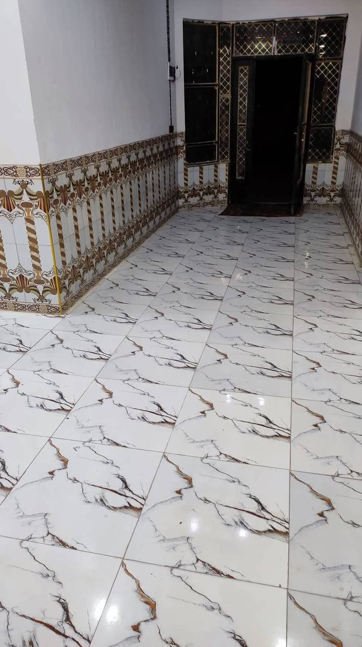 بيت للبيع 3 غرف وهول ومطبخ جاهز مع قطعه فارغه مكان المملحه شارع لباب وكهرباء وماي كله بل باب سعر 60مليون وبيه مجال ***********
