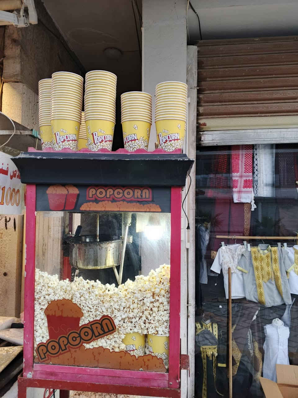 السلام عليكم ورحمة الله وبركاته متوفر مكينه شاميه فوشار شغال دسته كامله واناره بيه  ودست جديد المكان موصل جانب الأيسر الرقم *********** وبيه قاعده حديد مالته حمره ثكيله
