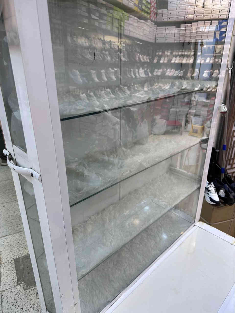 فاترينات متحركات عدد 2 للبيع المنيوم تركي درجة اولى قاعدة حديد وعجلات تنقفل  
جام بلوجهه +قواطع عدد 5 جام ابواب خلفية +مخزن نضيف
اسلاك اناره جاهزه بيه ترهم لعرض الاحذية  مبايلات اكسسوارات هواي شغلات تنعرض بيه لاصحاب المحلات 
*********** Tverlandet, Bodø
