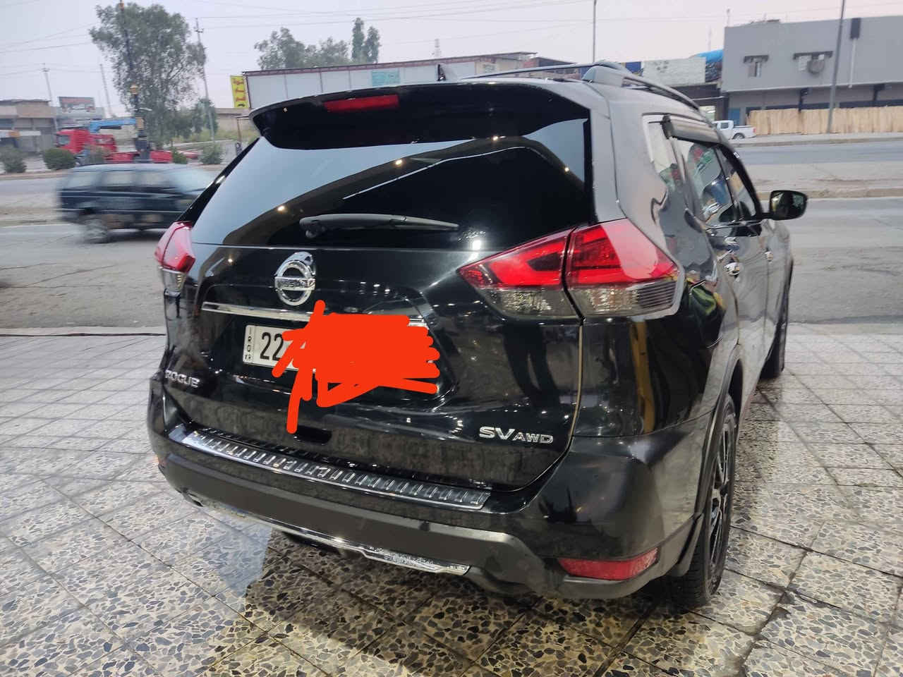 للبيع نيسان روج 2017 SV AWD - لون اسود مواصفات مميزة (رقم أربيل)
​سيارة عائلية بامتياز، مجهزة بكافة أنظمة الأمان والراحة، مع إضافات تقنية وميكانيكية تجعلها أفضل خيار في السوق.
​✅ أبرز المواصفات:
​الموديل: 2017 (الفيس ليفت المحدث).
​الفئة: SV - نظام دفع كلي مستمر (AWD).
​اللون: أسود ملكي مميز.
​ناقل الحركة (الجير): مبدل بـ "كير موديل 2021 جديد" (أداء أفضل واعتمادية تامة). السيارة ماشية 192000كم 
​الشاشة: تم تركيب شاشة ذكية نوع (Tiger) متطورة، مع العلم أن الشاشة الأصلية موجودة وشغالة 100%.
​الرقم: أربيل (لوحات نظامية).
​✨ المواصفات التقنية والداخلية:
​أنظمة الرادار: رادار تصادم أمامي (تنبيه وفرملة) + رادار النقاط العمياء + رادار التنبيه عند الرجوع.
​التدفئة: كشنات (مقاعد) أمامية مدفأة بنظام التدفئة السريعة.
​الراحة: تشغيل عن بعد، بصمة أبواب وتشغيل، كرسي السائق كهرباء، مكيف لمس منفصل.
​🛠️ حالة البدي (للأمانة والثقة):
السيارة بحالة ممتازة وجاهزة، مع التوضيحات التالية:
​باب السكن : مصبوغ (صبغ نظيف جداً).
​الباب خلف السكن: مبدل (أصلي بلادي نفس اللون) بدون فرق في الصبغ.
​💰 السعر المطلوب:
14,500 دولار (145 ورقة).
​📍 الموقع: الموصل
📞 للتواصل والاستفسار: *********** (متوفر واتساب) موصل, نينوى
