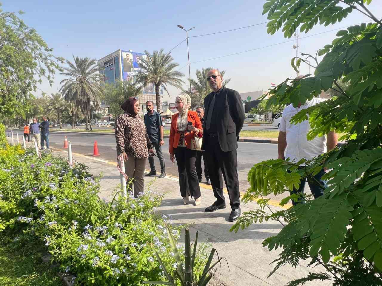 أعلن مدير عام دائرة المنتزهات والتشجير المهندس محمد خلف الجزائري، خلال زيارته التفقدية إلى مشتل الزهور في منطقة زيونة، عن افتتاح مركز البيع المباشر للمواطنين خلال الفترة المسائية، بهدف تسهيل حصول المواطنين على مختلف أنواع النباتات والزهور ومنتجات المشاتل، وتوفير أوقات إضافية للتبضع بما ينسجم مع احتياجات العائلات والزائرين.

وأكد السيد المدير العام أن دائرة المنتزهات والتشجير مستمرة بتوسيع خدماتها وتوفير أفضل المنتجات النباتية والزراعية للمواطنين، دعماً للمساحات الخضراء وتعزيزاً للوعي البيئي والجمالي في العاصمة بغداد.

واطلع المهندس محمد خلف الجزائري خلال جولته الميدانية داخل المشتل على سير الأعمال اليومية وآليات إدامة وإكثار النباتات والزهور الموسمية والدائمية، إضافة إلى متابعة أعمال الري والتنظيم والصيانة الجارية داخل أروقة المشتل، مشدداً على أهمية تطوير بيئة العمل والارتقاء بمستوى الخدمات المقدمة للمواطنين.

كما تضمنت الجولة متابعة جاهزية الكوادر الفنية والزراعية، والاطلاع على أنواع النباتات والأشجار المعروضة وآلية تجهيزها للبيع المباشر، فضلاً عن التأكيد على مواصلة العمل لتوفير أصناف متنوعة وبأسعار مناسبة تلبي احتياجات المواطنين


**إذا كنت صاحب هذا الإعلان وتريد حذفه لأي سبب، رجاءا أرسل رسالة إلى الدعم الفني**