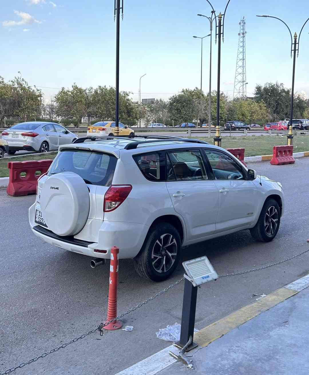 للبيع أو مراوس
تويوتا راف فور 2008 لمتد ( فول مواصفات ) رقم بغداد بأسمي 
محرك 6 سلندر 3500 بلادي
محرك وكير وتبريد كلهن مكفولات 
فول مواصفات : فتحة سقف - سستم صوت JPL بلادي - كراسي كهرباء - تبريد شاشة + مناخ منفصل - كراسي جلد - تحكم ستيرن وبعد بيها مواصفات هواية
بيها قطع صبغ ابيع حزام ( بدون حادث كلها ليبل واحد والصبغ توحيد لون لان صدفي ) 
شاصي لغد كلهة مكفول ، السيارة بلادية كلها
السعر / 86 وبي مجال ، مكاني بغداد - المشتل
رقمي / *********** اتصال أو واتساب
