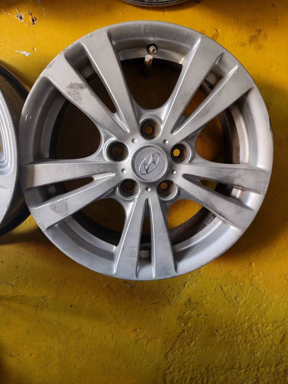 متوفر ويل كبات للبيع حجام  15\16\17
العنوان موصل كراج شمال شارع بطاريات 
***********
***********
