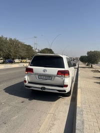 لاندكروز بريم • ٢٠١٧ • ٧٠٠٠٠ كم