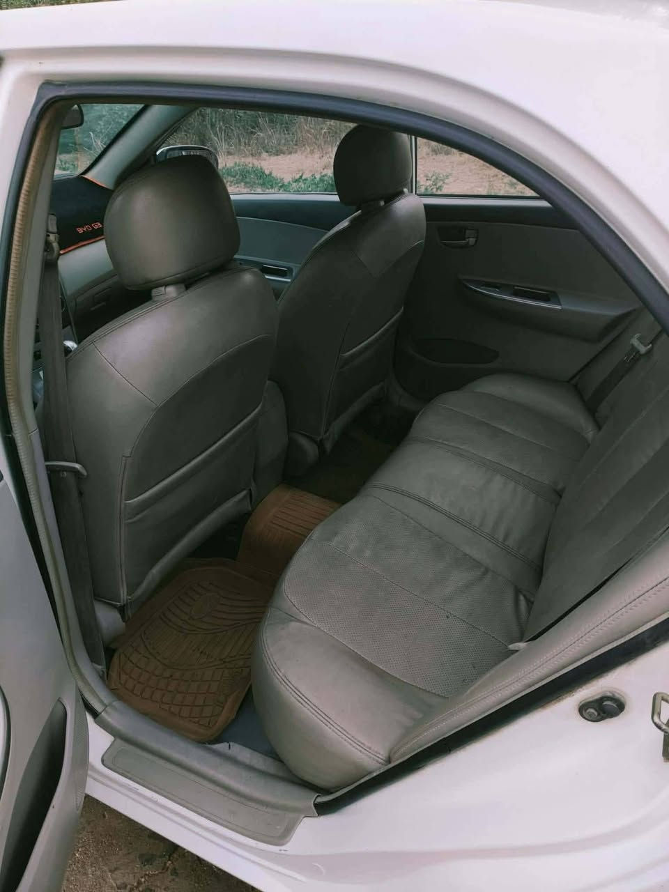 سلام عليكم للبيع بي واي دي موديل 13 رقم واسط كير يبوش سنويه نافذه من 2017 سعر 45 وبيهه مجال مكاني واسط دبوني شراي يتصل ***********
