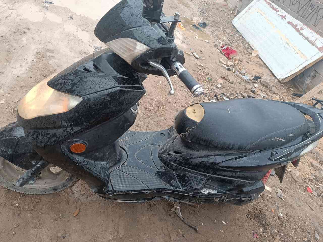 السلام عليكم عندي دراجة سكنس فحل للبيع كلة شغال عندي بس السلف واكف وهذا الصوت البل مكينة رايدها 400 وبيه مجال***********
