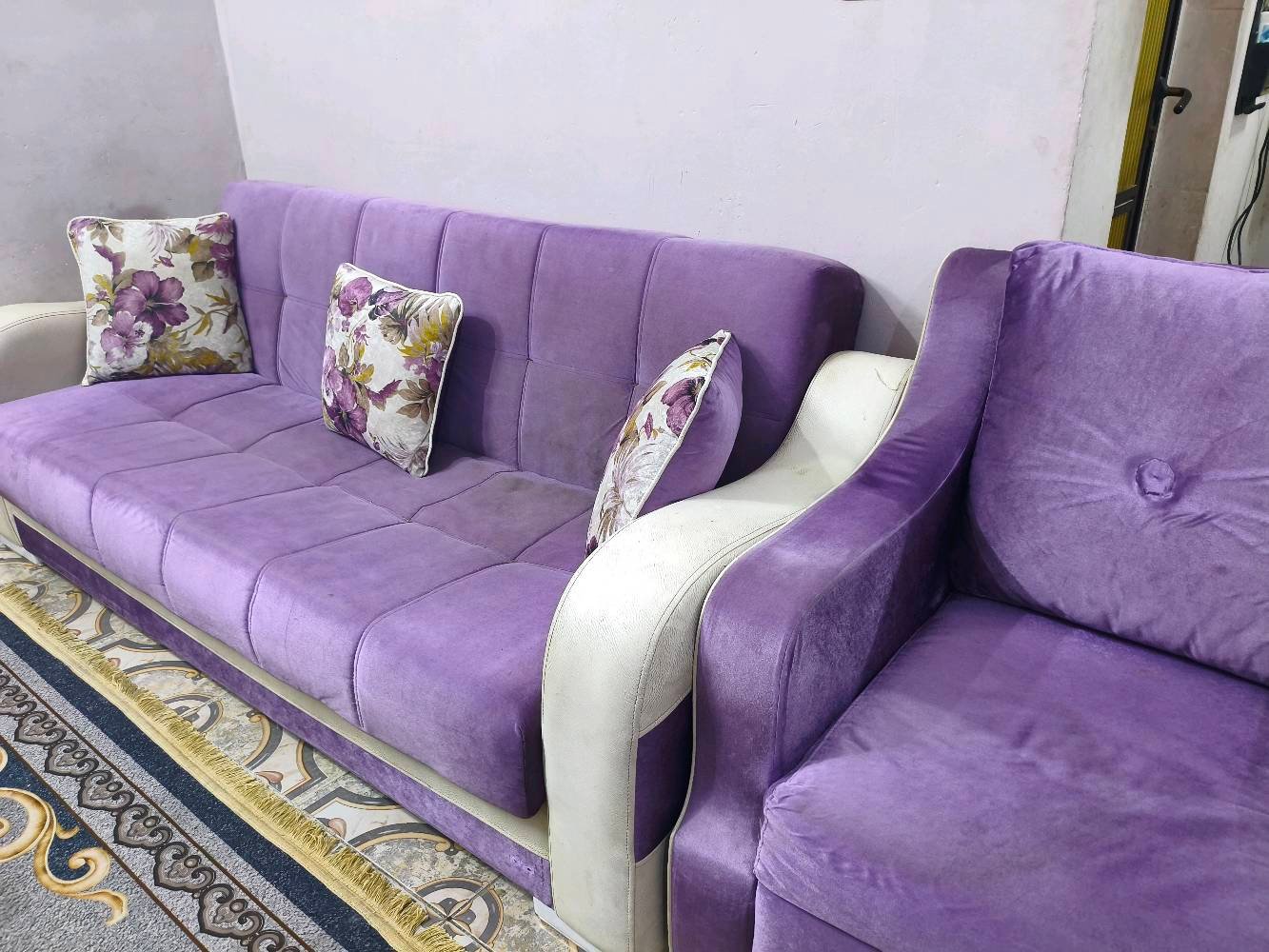 تخم تركي اصلي ثقيل كرويتات ثنين يتحولن سرير واربعة كراسي مستعمل مع ١٠ كوشات 