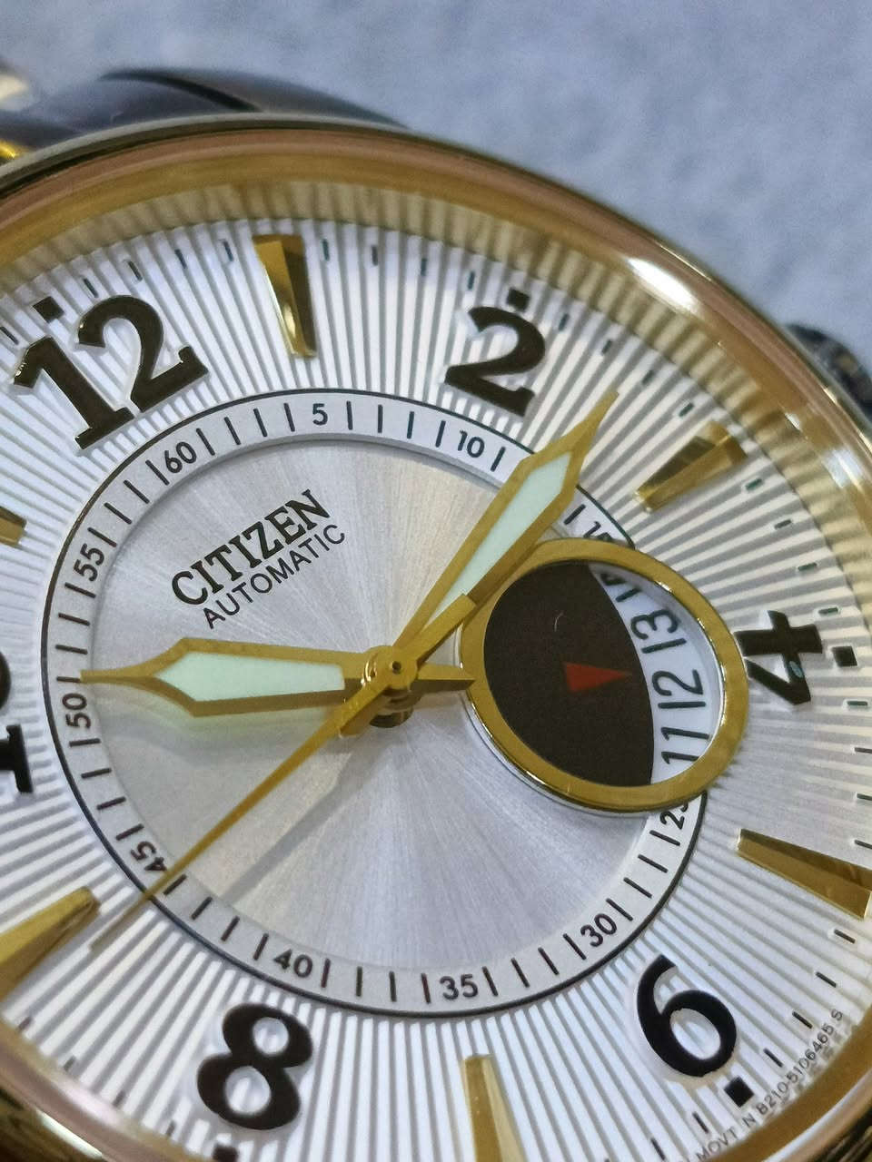 ستيزن …. CITIZEN 
الصناعه : ياباني اصلي 100‎%‎
الحركه : اتوماتيك 
المواصفات :
1.ستانلس ستيل 
2.جام زفير 
3.مينه مشطب 
4.نافذة تاريخ 
5.طاقة خزن 48 ساعه 
6.قطر 42 m 
7.لوك جديد شمع غير مستخدم 

السعر : 170 $ ….. توصيل مجاني 
التواصل : خاص ( ماسنجر )
او .. واتساب ***********

#البصراوي 
#للساعات
#اختيارك
#الامثل
