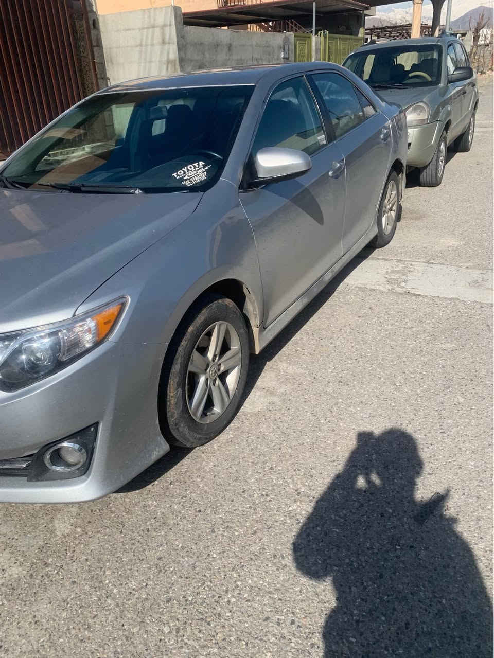 توێتا كامری ٢٠١٤ بڕاوەی دوبەی  كامل مصرفی كراوە  كامل پەمپەلەسەرساغی وەرگەڕاو نیە  جەمپەكی پشتەوەی هەیە  گێرو مكینەی بەشەرت تووند و تۆڵی بەشەرت چوارتایەی نوێ شوختو چاڵی نیە وەك شەریكەیە شوێن سەنگەسەر ژمارە تەلەفۆن *********** تكایە ئەگەر موشەتەری نی سەری خۆتو منیش مەهێشێنە هەموزانیارەیەكم نوسیوە بشدار, السليمانية
