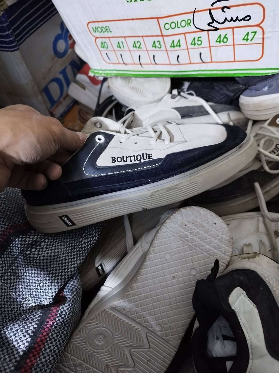 شروه احذيه رجالي من 40الا 45سعر القطعه الف دينار مكان البضاعه ناصريه توصيل ماعندي بيع ابكانه البضاعه *********** العدد 1500قطعه
