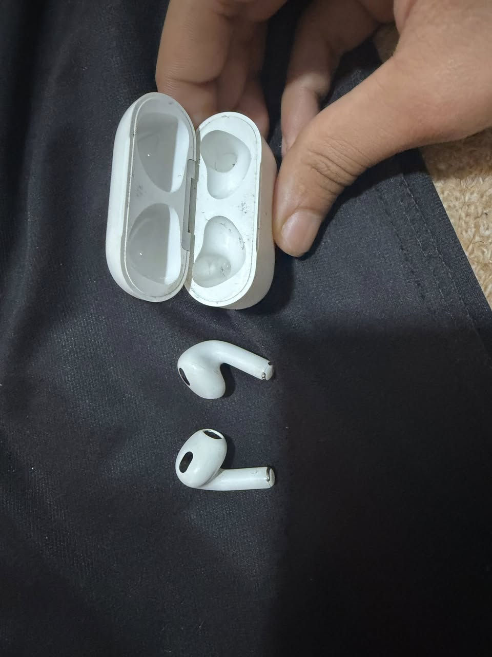 ايربود جيل ثالث. للبيع.   رايدة 100 السماعة نضيفة صارلي شهر او نص من ماخذة بل كارتونة مالتة تجي  تاخذة هية او الكارتونة. اويشي بيهة تشلع عيوني مكاني بغداد 
***********
