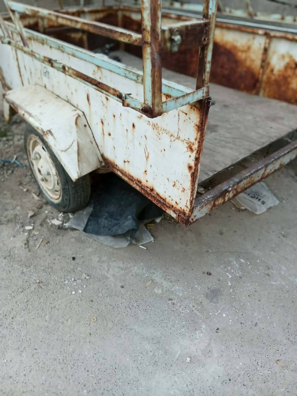 متاح السلام عليكم عربانة سحب ورا السيارة للبيع بس ينرادلها صبغ ونفخ التايات  وهية واضحة بلصور السعر ١٢٥ الف وبيها مجال بسيط الستفسار علخاص او علرقم *********** او وتساب عنوان بلقوسيات
