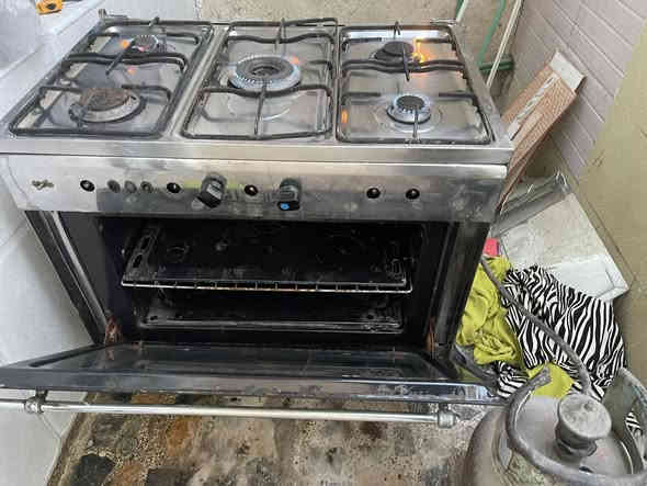 طباخ مصري شغال بس عين وحدة يرادلها تنضيف لان متروك ب٨٠  مكان ام الكبر والغزلان ***********
