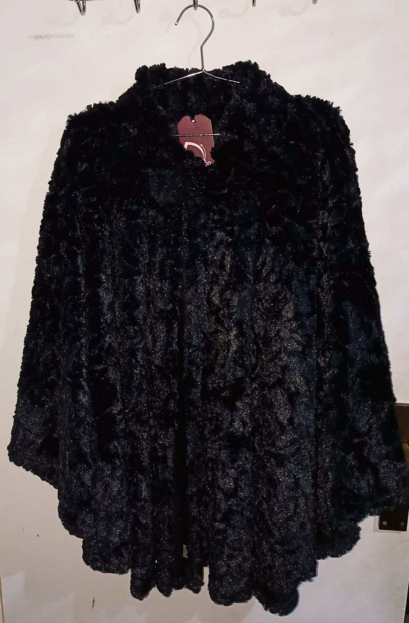 شال جديد فرو ولا خفيف ولا تقيل بس بيدفي جدا جدا مستورد وهنزل في سعره هو شكله علي الحقيقه تحفه بس انا مش عارفه اصور  الكاميرا ظلما وممكن يتلبس علي الوشين


**إذا كنت صاحب هذا الإعلان وتريد حذفه لأي سبب، رجاءا أرسل رسالة إلى الدعم الفني**