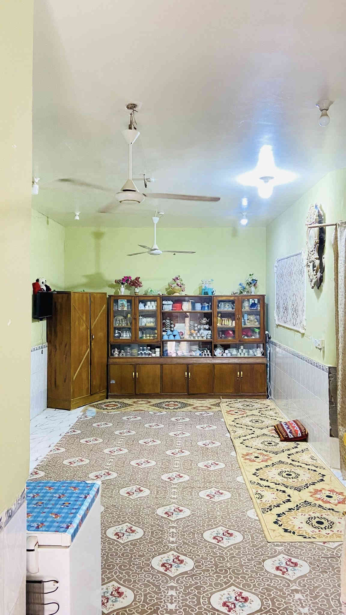 سلام عليكم 
بيت عد ال معالي  ركن
مساحته ٢٢٠ 
يبعد عن شارع العام ١٠٠ م
يتكون من اربع غرف اثنين جوه واثنين فوك 
صحيات داخليه وخارجيه 
حديقه وكراج 
السعر خاص  ***********
