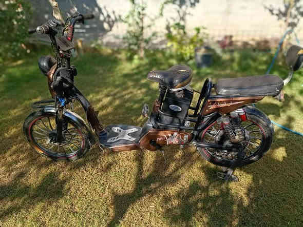 السلام عليكم باسكل شحن مواصفات
حجم 20اكبر حجم 
بطارية جديدة 5بطاريات 
يمشيك مسافة كلش بعيدة 
اشاير شغالة يمين يسار 
لايت عالي ناصي 
بك الايت شغال 
شاشة شغالة 
تايرات جدد جوبلس 
سرعة 99     4نمر 
عقل جديد شغال 
مكان اديالى المقدادية 
سعر 250 
رقم ***********
