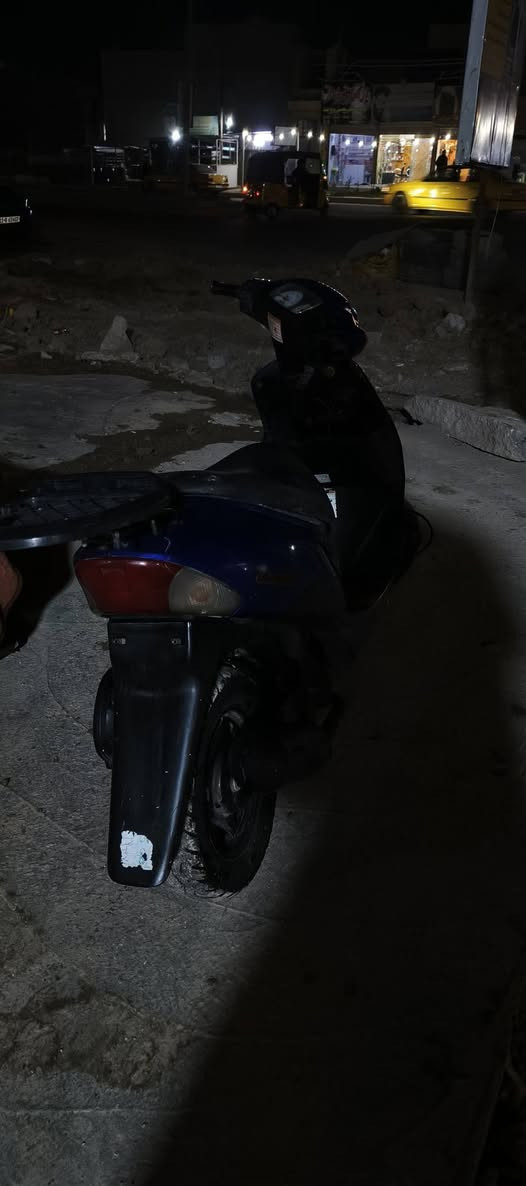 سلام عليكم دراجه سوزوكي ستين خبط دراجه جديده جديده طلعت من معرض وتخزنت وضلت على وكفتها سنتين بسبب شتريت سياره 
دراجه تايرات جدد
 كلوب عالي ناصي 
سلف هندر 
شلعه دراجه خير من الله 
دراجه عتازيت وريد ابيعها دشبول كله شغال عداد وضويات بس مال بانزين يخربط بس هم شغال 
فقط ملاحظه صغيره بيها صوت بل كلجات بل خرز شي كلش طبيعي متكلف عشره 
سعرها 275 وبيها مجال للشراي مكاني بغداد زعفرانيه الله شاهد تاخذها وتدعيلي 
***********
