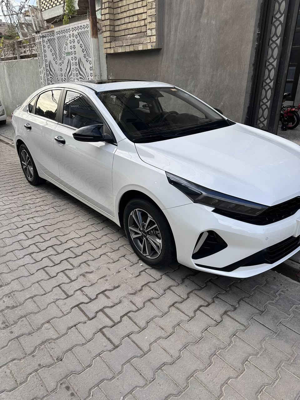 السلام عليكم للبيع كي 3 موديل 2024اربيل معروفه مواصفات الكي 3 فول مواصفات  السياره عندي من الزيرو وهسه ماشيه 25 السياره بيه طعجه بسيطه وشويه بارد جوه لايت الامامي كلش بسيط  وصغير عارضهه 139 جديده بمعنى الكلمه مكاني نجف اتصال ***********
