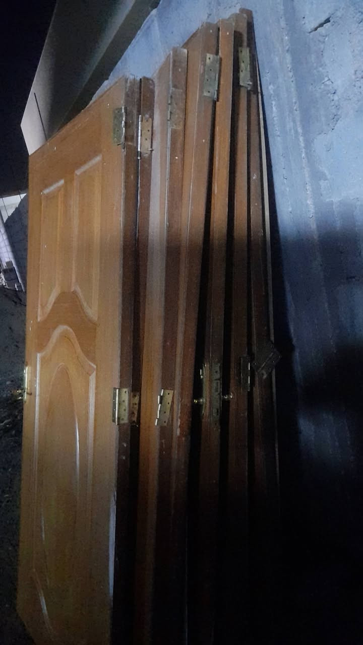 للـبيع جـام خـانةة 2م×2م + ابواب خشب مثل ما موضح بالصور /***********
