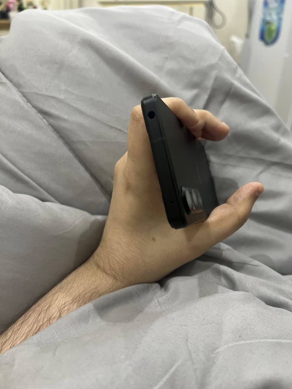 السلام عليكم سوني xperia 1 v mark 5

Sog 10 

النسخة اليابانية الاصلية مواصفاته غنية عن التعريف

عملاق سوني للمراوس مع ماجيك 7 برو او شاومي 14 الترا او هونر 400 برو

مميزات Sony Xperia 1 V

 معالج قوي جدا: الهاتف يأتي مزود بمعالج Snapdragon 8 Gen 2 بدقة تصنيع 4 نانومتر، المعالج يقدم أداء قوي جدا ويعتبر من اقوى المعالجات بدون منازع

 شاشة ممتازة: هاتف Sony Xperia 1 V يأتي بشاشة ممتازة من نوع OLED، الشاشة بدقة +4K ومحمية بطبقة زجاج من نوع غوريلا جلاس Victus 2

 دعم 120 هرتز: الهاتف يدعم معدل تحديث الشاشة 120 هرتز

 كاميرا ممتازة: الهاتف يأتي مزود بثلاث كاميرات خلفية بدقة 48 و 12 و 12 ميجابكسل، الكاميرات تقدم أداء في التصوير يعتبر ممتاز جدا، مع دعم إمكانيات محترمة مثل التقريب البصري حتى 3.5x وتقنية التثبيت البصري OIS وتصوير الفيديو بدقة 4K بمعدل 30/60/120 إطار في الثانية

 بطارية كبيرة: الهاتف يأتي بسعة بطارية كبيرة (5000 مللي أمبير)

 مقاوم للماء والغبار: هاتف Sony Xperia 1 V يأتي مقاوم للماء والغبار بمعيار IP65 و IP68، مقاومة الماء تصل الى عمق 1.5 متر ولمدة 30 دقيقة تحت الماء

مكاني بغداد الكرخ

***********
