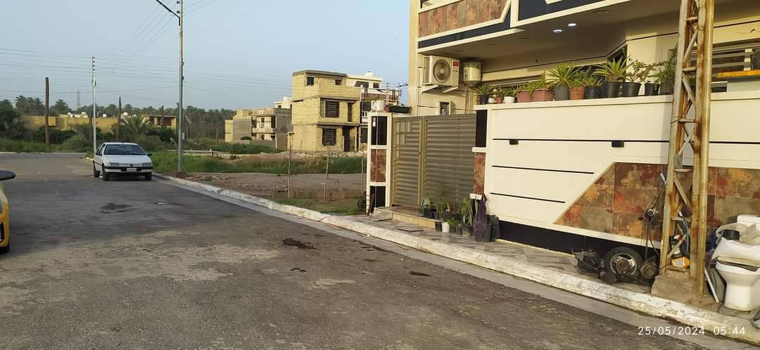 قطعة أرض للبيع 
مساحة (١٠٠) متر طابو سند ٢٥ 
الواجهة ٦ ونص
النزال  ١٣ ونص
القطعة مدفونة ومسحوب الماي 
وتكرمون مربوط المجاري الرئيسية
الجزيرة حي الحسين منطقة كاملة الخدمات
للاستفسار الاتصال ***********
اخواني اني مكلف بالنشر
