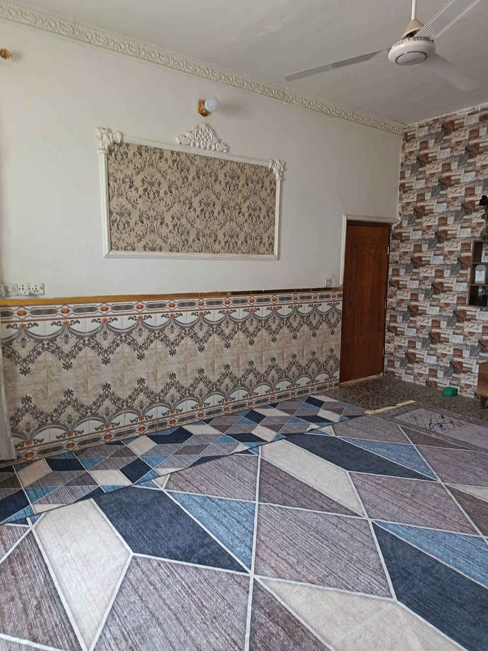 السلام عليكم بيت للبيع بمجمع فدك المعسكر مال مشتل مساحتة 200 متر طابق واحد البناء طابوك ومسلح السطح شرايكر بي 3 غرف نوم +استقبال +مطبخ + الطرمة جبيرة قريب على المجلس البلدي وعن الشارع العام ب3 فروع السعر 80 وبي مجال للتواصل ***********
