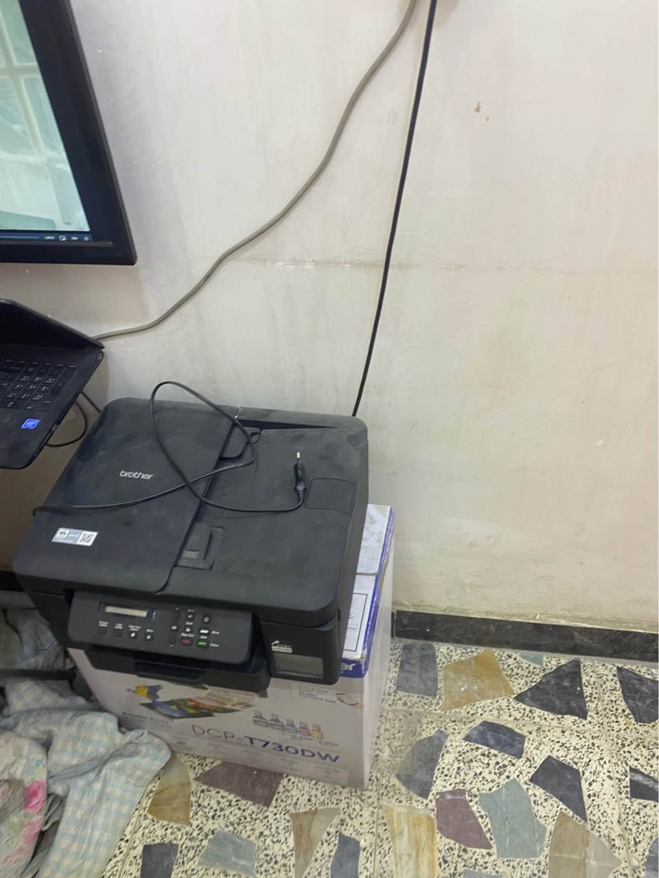 السلام عليكم محل مبايلات القطع البية:
1_ فاترينات جام عدد 3
2_فاتريات استاند تعليك عدد3
3_فاترينات تعليك عدد 2
4_جهاز رصيد انتشار
5_جهاز لواسق وتغليف ضهر
6_ميز صيانة مع عدة الصيانة كاملة وميز مال محي
7_فاترينة ستاندات مال كفرات 
8_جهاز استنساخ وسحب ملازم
وبعد بي المحل القطعة البرة قيات 3مترات وقطعة مثلثة وبراد مي ومبردة وجهاز مال عد فلوس وكارتونتين كفرات بعد طبعآ المحل ايجارة حلو وشغلة حلو وبصفك معهد يسحب ملازم وهل امور موقعة حي اور مجاور مثلجات السويقي رقمي *********** بغداد, العراق
