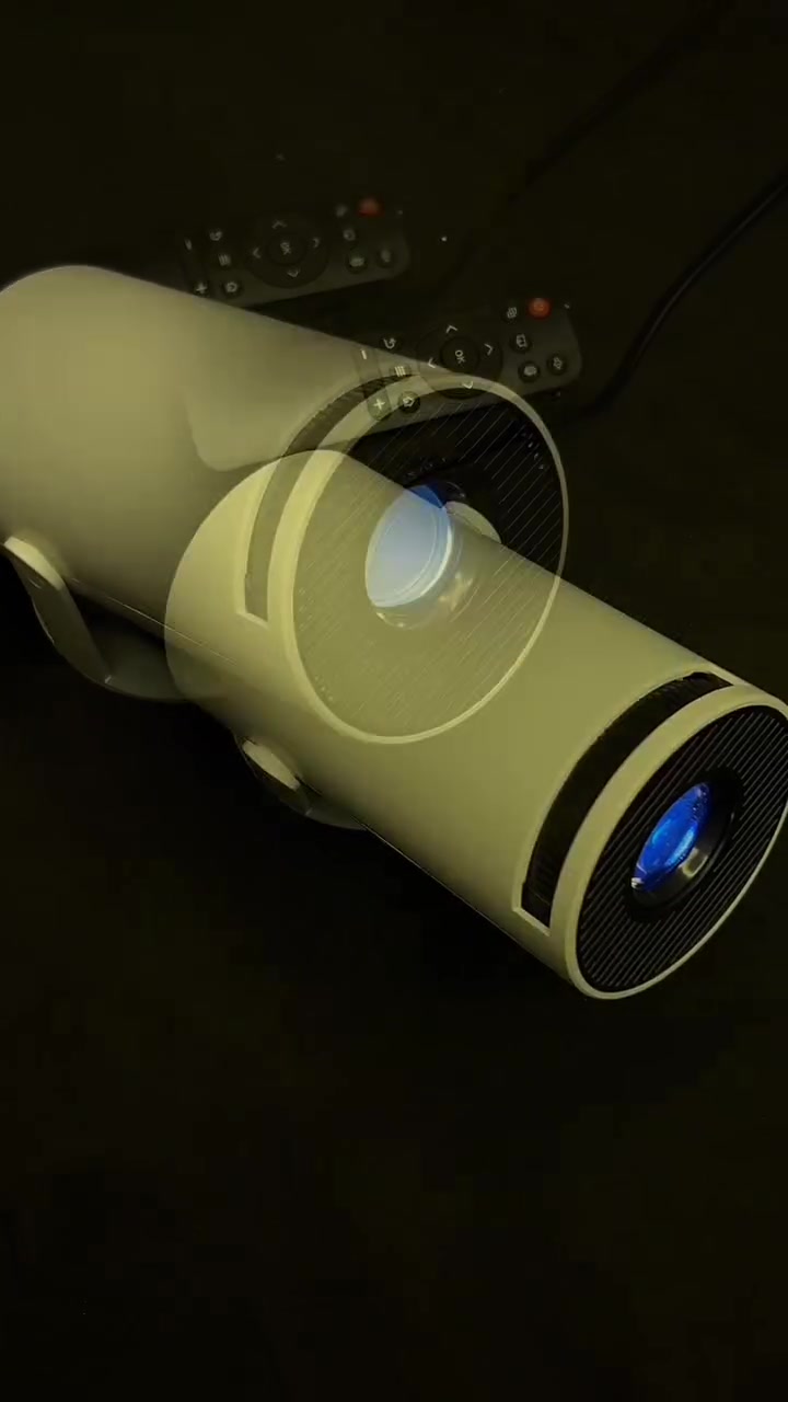 بروجكتور بدقة Full HD 1080P
مع دعم فك تشفير 4K

يوفر جودة صورة مذهلة بفضل تقنية LED المتقدمة وطريقة الإضاءة الموحدة

يتميز بألوان زاهية وحيوية مع تقليل تأثير الضوء الأزرق والإضاءة المباشرة

آمنًا لصحة العينين، خاصة للأطفال

يأتي البروجكتور بميزة الدوران 180°

يسمح بعرض المحتوى على الجدران أو السقف أو الأرضية بسهولة ويمكن تحويل أي سطح إلى شاشة عرض سينمائية

مزود بسماعة Hi-Fi مدمجة بقوة 3 واط وتقنية Bluetooth 5.0

يحتوي على منفذ طاقة
يحتوي على منفذ HDMI
يحتوي على منفذ AUX للسماعات
يحتوي على منفذ USB
يحتوي على زر تشغيل/اطفاء

يتيح توصيل السماعات والأجهزة الصوتية الأخرى للحصول على تجربة صوت محيطية متميزة

يستخدم تقنية تصحيح الانحراف التلقائي والتركيز اليدوي للحصول على صورة مثالية في ثوانٍ

دعم شاشة عرض تصل إلى 130 إنش للاستمتاع بليالي سينمائية لا تُنسى أو جلسات ألعاب غامرة

الابعاد :الطول 19cm العرض 8.5cm


**إذا كنت صاحب هذا الإعلان وتريد حذفه لأي سبب، رجاءا أرسل رسالة إلى الدعم الفني**