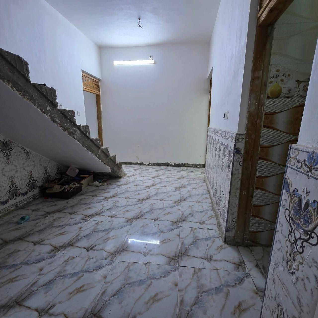 *🏠 دار للبيع – بناء جديد وسعر مناسب!*
📍 *الديوانية / حي الفرات – شارع مسجد الرسول الأعظم (شارع 15 متر مباشر)*

▪️ *المساحة:* 93 متر  

▪️ *الواجهة:* 6 متر  

▪️ يحتوي على:  

✅ غرفة نوم  

✅ صالة  

✅ استقبال  

✅ مطبخ  

✅ صحيات داخلية وخارجية  

💰 *السعر مناسب جداً*

للستفسار ولتواصل لاتصال على الرقم  ***********
