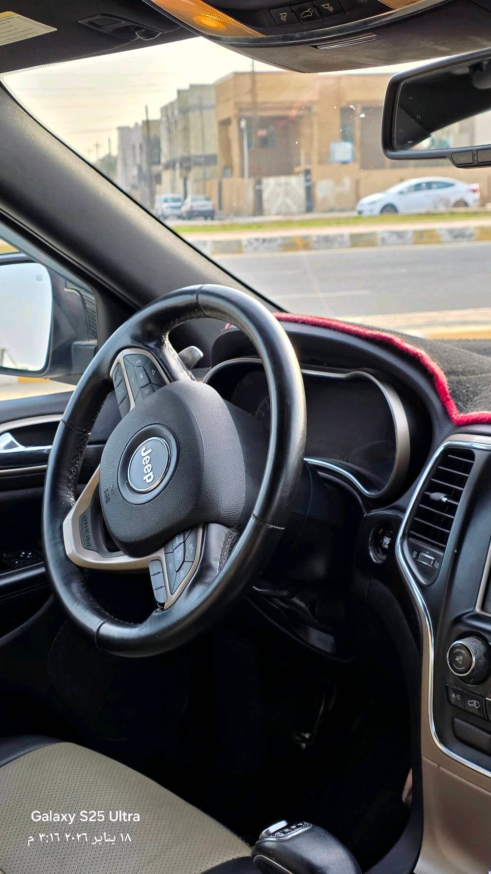 🚙 جيب جراند شيروكي 2015 – V6
اللون: سيلفر
🔧 المحرك والأداء: محرك 3.6 لتر V6، قوة 290 حصان
260 عزم دوران 
ناقل حركة أوتوماتيك 8 سرعات
دفع رباعي 4×4
صرفية وقود تقريبية:  20 لتر / لكل 100 كم
🛋️ الداخلية والراحة: شاشة معلومات ونظام ترفيهي
تكييف مزدوج المناطق
تشغيل بالبصمة + تشغيل عن بعد 
كاميرا خلفية
أزرار تحكم على المقود + تدفئة المقود
المراء الوسطية كهربائية (اوتوماتيك) 
مقعد السائق كهرباء + تدفئة مقاعد امامية 
نظام Uconnect (في الفئات العالية)
🛡️ الأمان: وسائد هوائية 
مثبت سرعة (Cruise Control)
نظام مراقبة ضغط الإطارات
سناسر خلفية (حساسات) 
🚗 المظهر الخارجي:
أضواء زينون أمامية وضبابية
مرايا الجانبية هيتر
فتح السيارة باللمس أو ريموت
عجلات ألومنيوم
🛠️ ميزات إضافية:
فتحة سقف
ديكور داخلي فخم (جلد/خشب)
نظام تعليق ناعم ومريح
🛠️ الضرر: فقط باب السائق مبدل ومصبوغ بامريكا بالشركة
📍 الحالة: الصدر الامامي يحتاج الى صيانة فقط! (الحدادية)
💰 السعر: 22.000$ قابل للتفاوض للجادين
📞 للتواصل: *********** / واتساب او اتصل على الرقم مباشرة!
